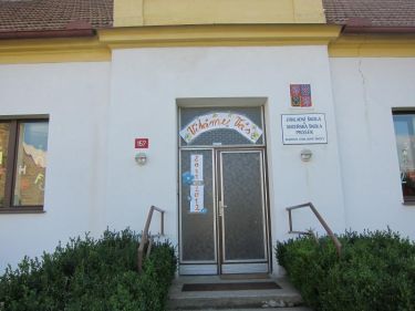 Na�e �koli�ka...je�t� ne� n�m vym�n� okna...