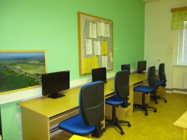 Dokoupili jsme nov� po��ta�e a k nim nov� kancel��sk� k�esla...