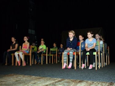 D�tsk� sc�na v divadle Jesli�ky v Hradci Kr�lov�