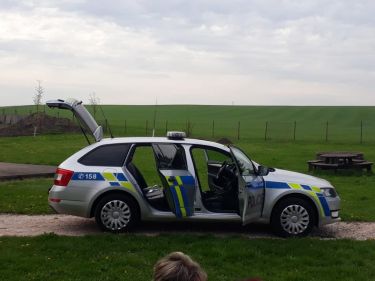 Den s polici R